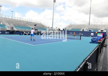 Miami Gardens, USA. 20th Mar 2022. MIAMI GARDENS, FL - 20 MARZO: Una visione del giocatore che pratica al Miami Open Site 2022 rivela il campo da tennis all'Hard Rock Stadium presentato da Itaú il 20 marzo 2022 a Miami Gardens, Florida. Il Miami Open 2022 rivelerà che i fan di Elements possono aspettarsi di divertirsi mentre il torneo si prepara a dare il benvenuto ai fan di tutto il mondo. (Foto di JL/Sipa USA) Credit: Sipa USA/Alamy Live News Foto Stock