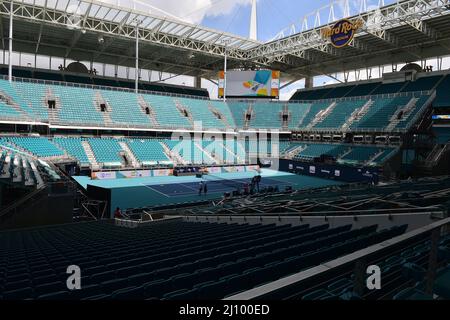 MIAMI GARDENS, Florida - 20 MARZO: Una panoramica del Miami Open Site 2022 rivela il campo da tennis all'Hard Rock Stadium presentato da Itaú il 20 marzo 2022 a Miami Gardens, Florida. Il Miami Open 2022 rivelerà che i fan di Elements possono aspettarsi di divertirsi mentre il torneo si prepara a dare il benvenuto ai fan di tutto il mondo. (Foto di JL/Sipa USA) Foto Stock