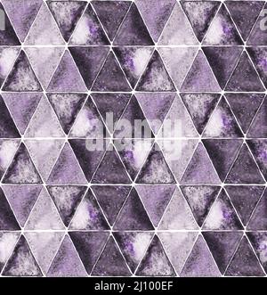 Drammatico disegno geometrico senza giunture di triangoli viola, grunge acquerello vernice sfondo texture con watercolor wet wash e effetto sale Foto Stock