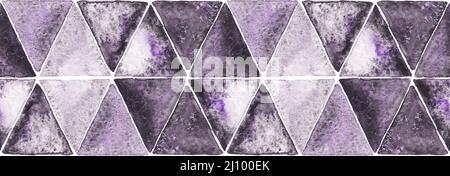 Drammatico disegno geometrico senza giunture di triangoli viola, grunge acquerello vernice sfondo texture con watercolor wet wash e effetto sale Foto Stock