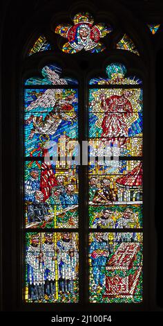 PRAGA, REPUBBLICA CECA - 19 FEBBRAIO 2015 - vetrata nella Cattedrale di San Vito Foto Stock