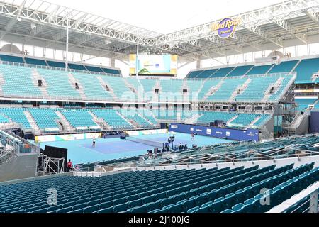 Miami Gardens, USA. 20th Mar 2022. MIAMI GARDENS, Florida - 20 MARZO: Una panoramica del Miami Open Site 2022 rivela il campo da tennis all'Hard Rock Stadium presentato da Itaú il 20 marzo 2022 a Miami Gardens, Florida. Il Miami Open 2022 rivelerà che i fan di Elements possono aspettarsi di divertirsi mentre il torneo si prepara a dare il benvenuto ai fan di tutto il mondo. (Foto di JL/Sipa USA) Credit: Sipa USA/Alamy Live News Foto Stock