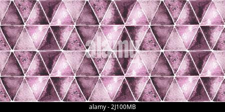 Grunge e sporco geometrico senza giunture motivo di viola borgogna triangoli, viola watercolor vernice sfondo texture con watercolor wet wash e sale Foto Stock