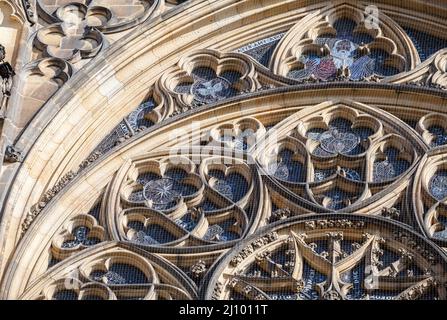 Finestra gotica della cattedrale di San Vito a Praga Foto Stock