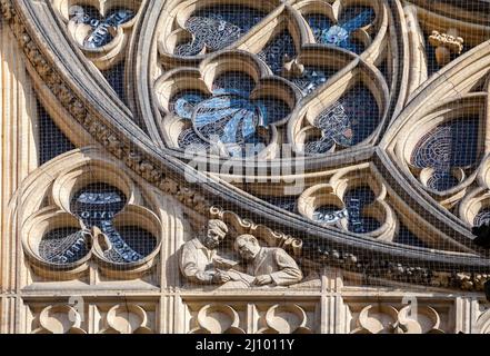 Finestra gotica della cattedrale di San Vito a Praga Foto Stock