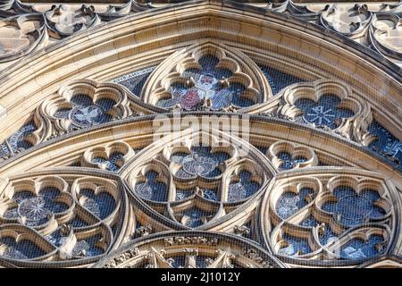 Finestra gotica della cattedrale di San Vito a Praga Foto Stock