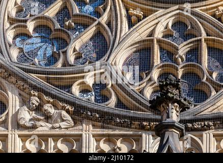 Finestra gotica della cattedrale di San Vito a Praga Foto Stock