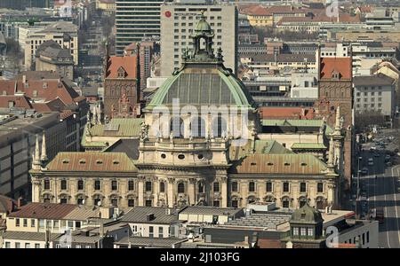 Monaco di Baviera, Germania. 21st Mar 2022. Vista del Palazzo di Giustizia dalla piattaforma panoramica della torre sud alta quasi 100 metri della cattedrale di Monaco. Dopo quasi dieci anni, la torre sarà di nuovo aperta ai visitatori Credit: Peter Kneffel/dpa/Alamy Live News Foto Stock