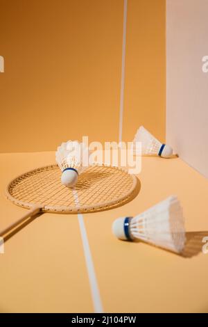 Badminton racket shuttlecocks alto angolo Foto Stock