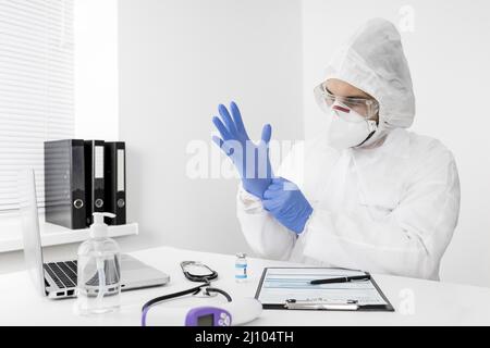 Medico indossare maschera viso guanti chirurgici Foto Stock