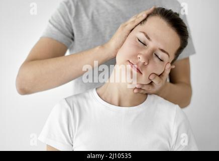 Terapista in terapia fisica con paziente femminile Foto Stock