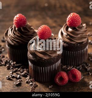 Primo piano deliziosi cupcake al cioccolato con lampone Foto Stock