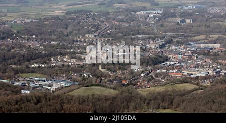 Vista aerea dello skyline della città di Durham da est con la Cattedrale prominente, contea di Durham Foto Stock