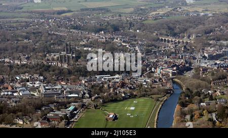 Vista aerea dello skyline della città di Durham da est con la Cattedrale prominente, contea di Durham Foto Stock