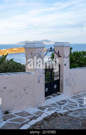 Isola greca, Cicladi. Recinzione della casa, cancello d'ingresso chiuso, pietra bianca, vicolo di ciottoli e vista aerea del mare da Serifos Chora Foto Stock