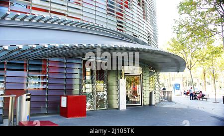 Ingresso principale alla torre Agbar a Barcellona, Catalunya, Spagna, Europa Foto Stock