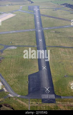 Vista aerea di RAF Linton-on-Ouse, base aerea - con la pista ora chiusa (da cui gli Xs dipinte su), vicino York, North Yorkshire Foto Stock