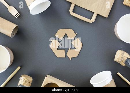 Vista dall'alto dei rifiuti di cartone in plastica Foto Stock