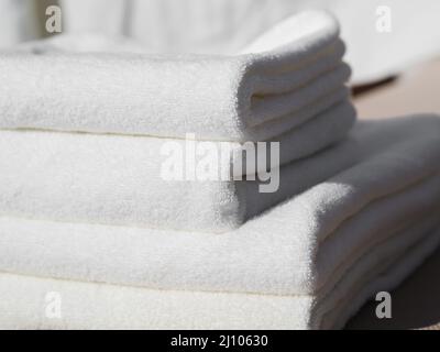 Pulire gli asciugamani piegati in bianco Foto Stock