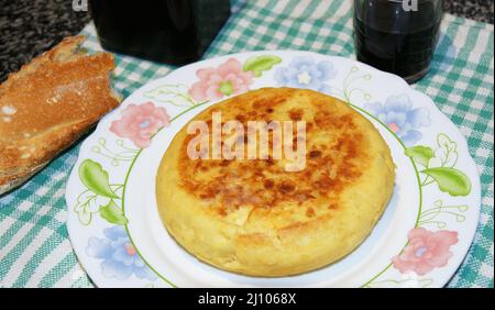 Frittata di patate o frittata spagnola su tovaglia di stoffa Foto Stock