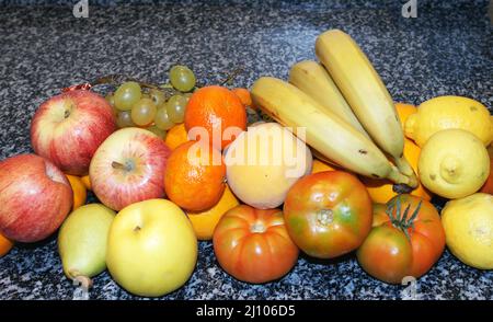 Frutta assortita su un banco da cucina Foto Stock