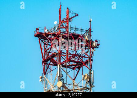 Antenne cellulari 3G, 4G e 5G. Stazione ricetrasmettitore di base. Torre per telecomunicazioni. Trasmettitori per antenne di comunicazione wireless. Foto Stock