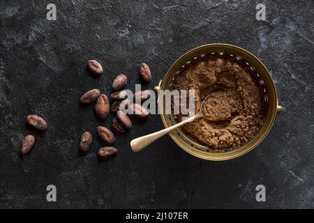 Recipiente con vista dall'alto e cacao in polvere Foto Stock