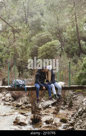 Coppia con ponte di seduta zaino Foto Stock