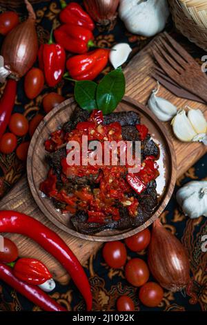 Il Dendeng balado è una cucina tradizionale di Sumatra occidentale, Indonesia, a base di una fetta di manzo con sambal piccante e spezie Foto Stock