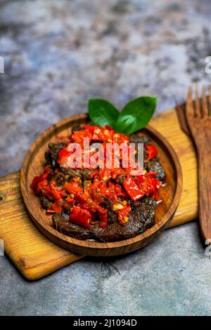 Il Dendeng balado è una cucina tradizionale di Sumatra occidentale, Indonesia, a base di una fetta di manzo con sambal piccante e spezie Foto Stock