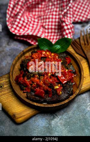 Il Dendeng balado è una cucina tradizionale di Sumatra occidentale, Indonesia, a base di una fetta di manzo con sambal piccante e spezie Foto Stock