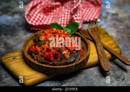 Il Dendeng balado è una cucina tradizionale di Sumatra occidentale, Indonesia, a base di una fetta di manzo con sambal piccante e spezie Foto Stock