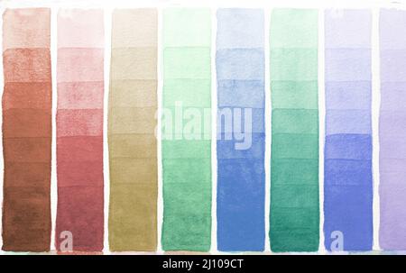 Tavolozza di colori acquerelli diversi colori dipinti su carta bianca. Esempio di spettro di vernice. Disegno pattern e sfondo artista. Foto Stock