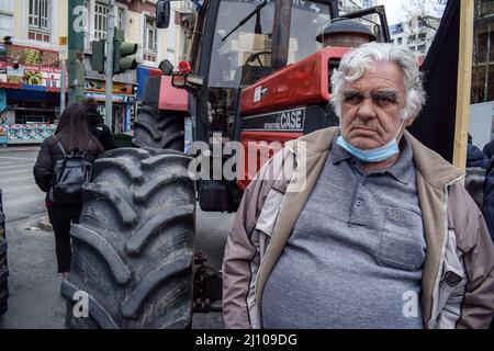 Gli agricoltori greci si sono radunati ad Atene per protestare contro un aumento dei costi di produzione. Foto Stock