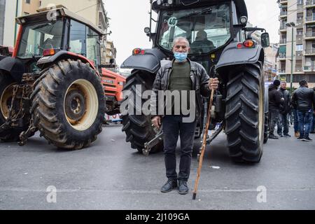 Gli agricoltori greci si sono radunati ad Atene per protestare contro un aumento dei costi di produzione. Foto Stock