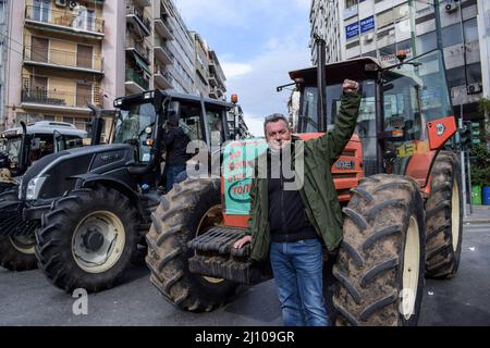 Gli agricoltori greci si sono radunati ad Atene per protestare contro un aumento dei costi di produzione. Foto Stock