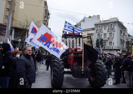 Gli agricoltori greci si sono radunati ad Atene per protestare contro un aumento dei costi di produzione. Foto Stock