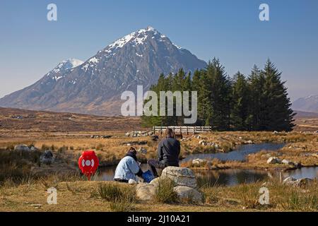 Glencoe, Highlands, Scozia, Regno Unito. 21st marzo 2022. Cimentati con una bella vista per questi anatre di Mallard presso gli stagni ornamentali del Kings House Hotel. La temperatura iniziò a 3 gradi e salì a 11 gradi all'ora di pranzo. Nella foto: Turisti che ammirano la vista panoramica con Buachaille Etive Mor sullo sfondo. Credit: Archwhite/alamy live news. Foto Stock