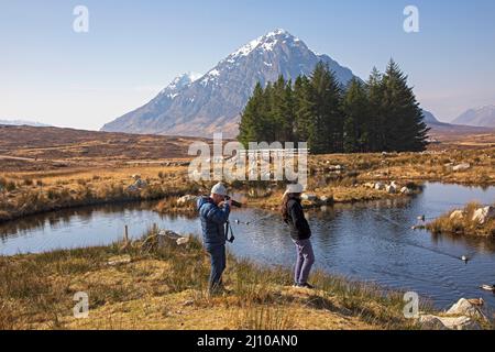 Glencoe, Highlands, Scozia, Regno Unito. 21st marzo 2022. Cimentati con una bella vista per questi anatre di Mallard presso gli stagni ornamentali del Kings House Hotel. La temperatura iniziò a 3 gradi e salì a 11 gradi all'ora di pranzo. Nella foto: Turisti che ammirano la vista panoramica con Buachaille Etive Mor sullo sfondo. Credit: Archwhite/alamy live news. Foto Stock