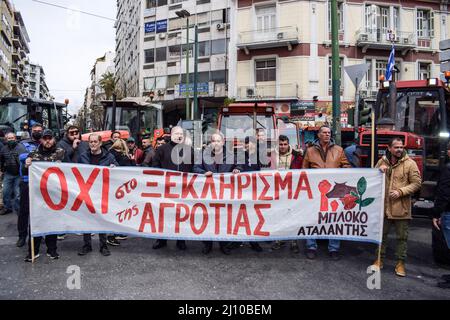 Atene, Grecia. 18th Mar 2022. Gli agricoltori in Grecia detengono un raduno di trattori davanti al Ministero dello sviluppo agricolo che protestava contro un aumento dei costi di produzione. (Credit Image: © Dimitris Aspiotis/Pacific Press via ZUMA Press Wire) Foto Stock