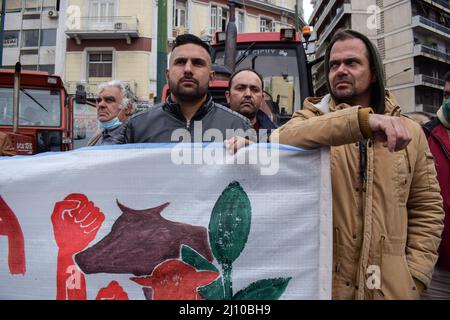 Atene, Grecia. 18th Mar 2022. Gli agricoltori in Grecia detengono un raduno di trattori davanti al Ministero dello sviluppo agricolo che protestava contro un aumento dei costi di produzione. (Credit Image: © Dimitris Aspiotis/Pacific Press via ZUMA Press Wire) Foto Stock