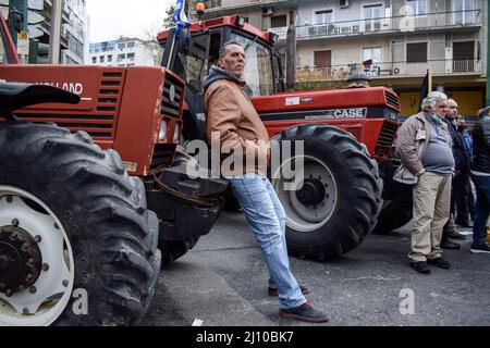 Atene, Grecia. 18th Mar 2022. Gli agricoltori in Grecia detengono un raduno di trattori davanti al Ministero dello sviluppo agricolo che protestava contro un aumento dei costi di produzione. (Credit Image: © Dimitris Aspiotis/Pacific Press via ZUMA Press Wire) Foto Stock