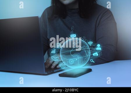 Smartphone con schermo virtuale connessione Internet globale. Tecnologia e marketing digitale. Finanziario e bancario. Big data. Foto Stock