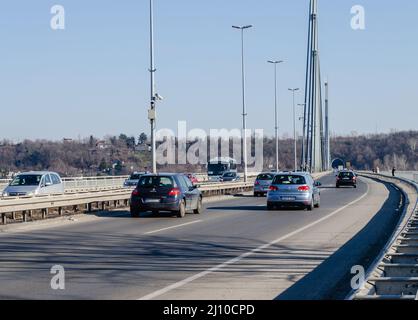 Traffico sul Ponte della libertà sul Danubio nella città di Novi Sad, Serbia. Foto Stock