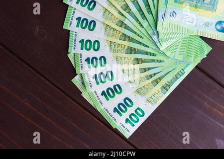 Ventilatore di carta cento banconote di euro su tavola di legno. Mucchio di soldi Foto Stock