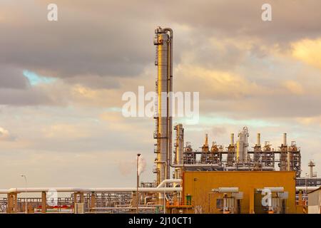 Dettaglio al tramonto di un impianto di raffineria a gas naturale Foto Stock