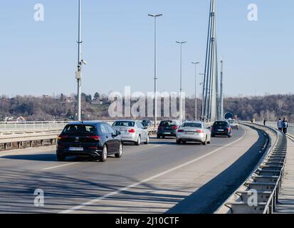 Traffico sul Ponte della libertà sul Danubio nella città di Novi Sad, Serbia. Foto Stock