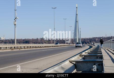 Traffico sul Ponte della libertà sul Danubio nella città di Novi Sad, Serbia. Foto Stock