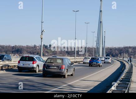 Traffico sul Ponte della libertà sul Danubio nella città di Novi Sad, Serbia. Foto Stock