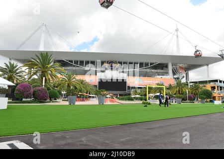 Miami Gardens, Florida, Stati Uniti. 20th Mar 2022. Una vista del Miami Open Site 2022 rivela il campo da tennis all'Hard Rock Stadium presentato da Itaú il 20 marzo 2022 a Miami Gardens, Florida. Il Miami Open 2022 rivelerà che i fan di Elements possono aspettarsi di divertirsi mentre il torneo si prepara a dare il benvenuto ai fan di tutto il mondo. Credit: Mpi10/Media Punch/Alamy Live News Foto Stock